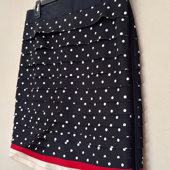 White House Black Market, size 4, black/ white polka dot mini skirt w/ ruffles - Picture 5 of 9